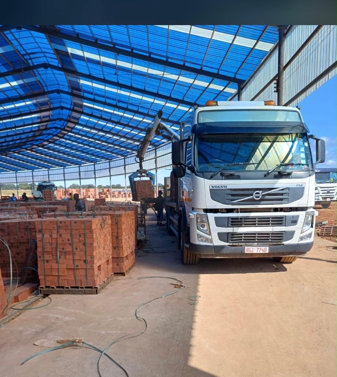 Volvo FM grab truck with crane lifting bricks